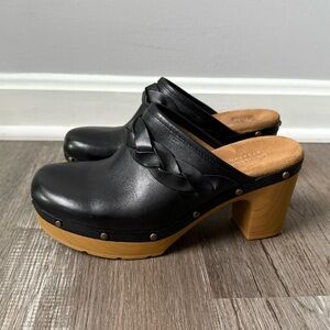 Clark’s Artisan Ledella Meg Black Leather Clogs Mule Heels Wooden Heel Size 6